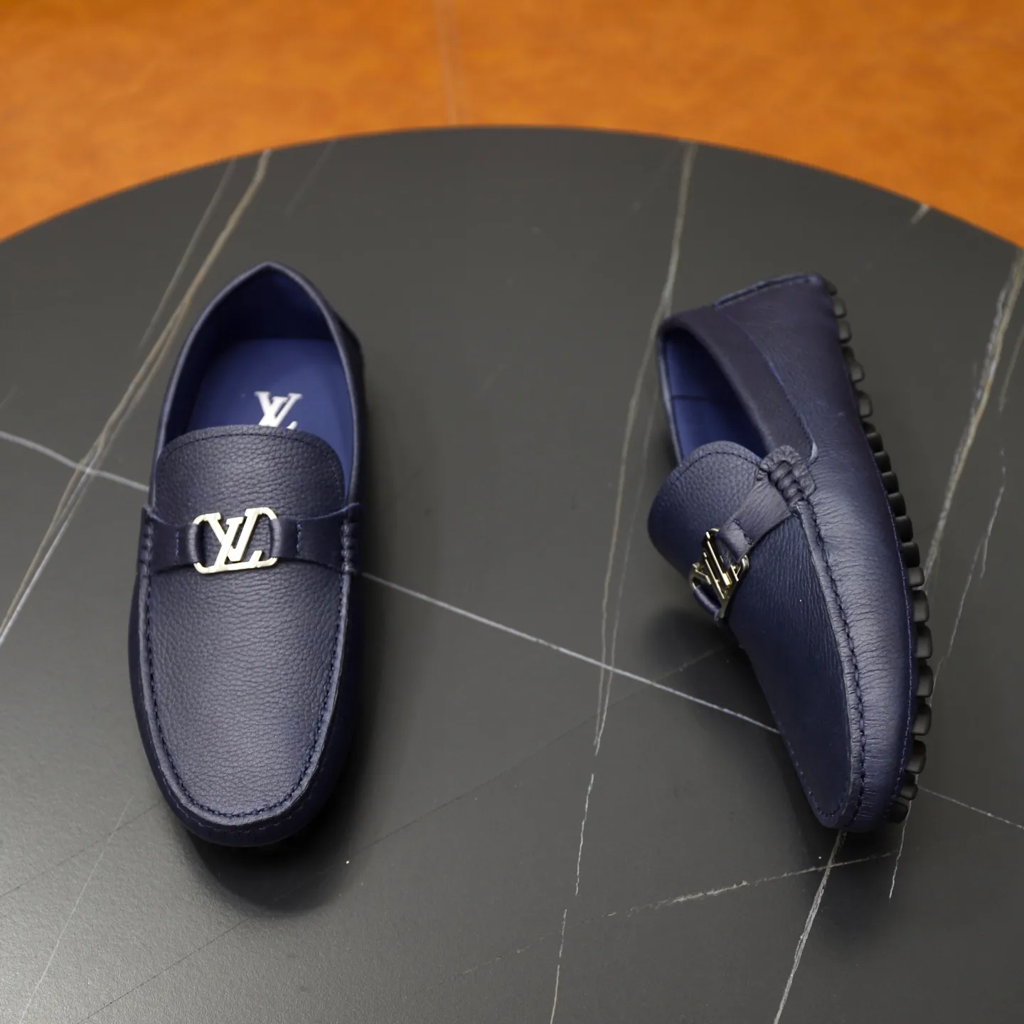 Ex-factory price: 480💰【LV】Louis Vuitton ⚠️High-end men’s driving and pedal series ⚠️38-44 (customized for 45) ⚠️All original cowhide leather! Thick and soft! Made entirely of calfskin lining! The latest non-slip beanie sole! Three-dimensional package technology! Fashionable and classic! Handicrafts! Original high quality! Feel free to compare!